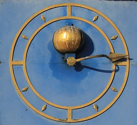 Auf dem blauen Zifferblatt unter der Dachkante kreist der Minutenzeiger. Es 14 Minuten nach …  . Die goldene Kugel zeigt die Mondphasen.