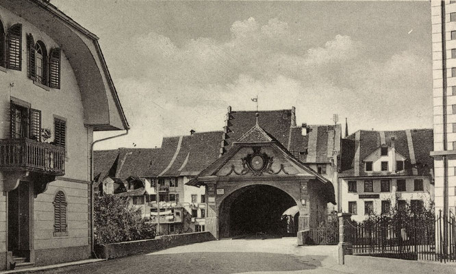 Die Giebelfront der Brücke gegen den Postplatz, den heutigen Zentralplatz, hin. Diese Front mit den Girlanden ähnlichen Verzierungen und der Kugel des Stadtwappens in einer Ellipse ist im Ortsmuseum ausgestellt.