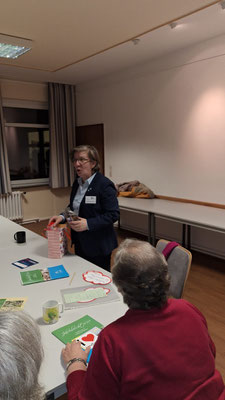 Gespannt lauschen unsere Landfrauen dem Vortrag von Sylke Messer-Radtke über die Strukturen und Möglichkeiten im LandFrauenVerband, angereichert mit eigenen Erfahrungen unseres Ortvereins und für die Rednerin versüßt mit einem Glas Honig.