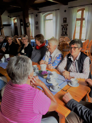 Plausch im Café