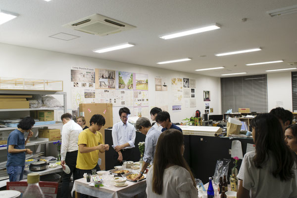 今回もテーブルはにぎやかです