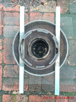 An updated pot stand using the same mesh with 2 x 50cm lengths of 25mm square tube wired to the wok ring. It's now more stable with more tertiary air and better flame distrubution