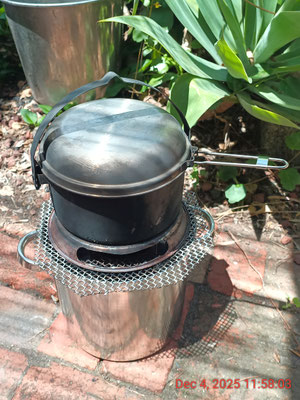 Navigator 'Adapt' V2 TLUD - 4" 304 chimney flue burner in a 7.6L ss stockpot with mesh and wok ring stovetop