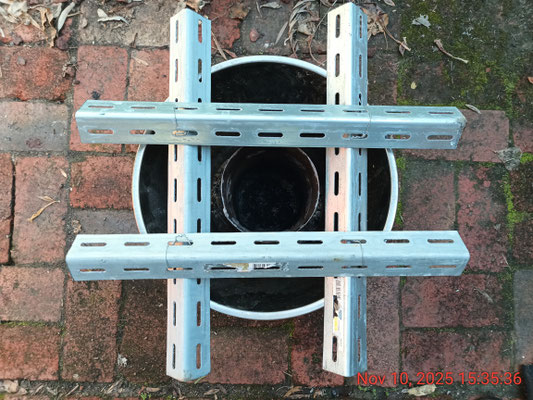 2 x 900mm/2 galv slotted angle wired together for a simple pot stand. My 20L ss bucket top diameter is 34cm. U coud use an off the shelf round 40cm stainless grill with heavy duty wire if your bucket top diameter fits the footprint