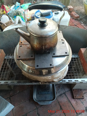 Navigator 'Gordian Knot' V1 TLUD - oven and hot plate built into a 15 ss stockpot, sitting on a mesh and besser block stovetop above a 4" 34cm high 304 chimney flue burner with oven tray quench collector