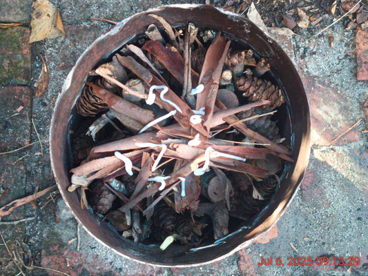 Vertically stacked stick feedstock with pine cone and bark tinder using firelighter gel to fire it up