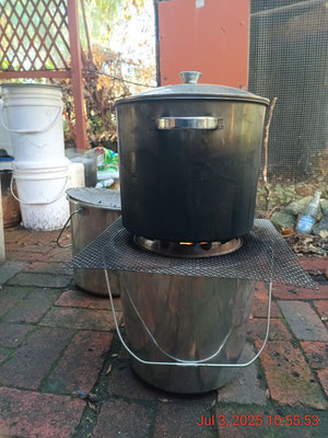Side view of the Navigator 'Awesome' V2 with 15 litre ss stockpot for water pasteurization