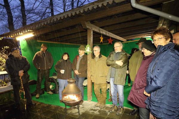 Das wärmende Holzfeuer und der Glühwein