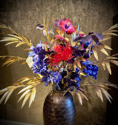 vaas bruin en koperkleur, met blauw,roze zijden bloemen en goudkleurig blad. totaalprijs €235