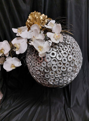   Bol opgemaakt op standaard met witte orchideeën, goudkleurige hortensia en zwart koraalblad. VERKOCHT
