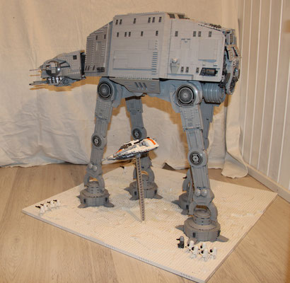 Lego Star Wars AT-AT UCS Version mit Snowspeeder Seite