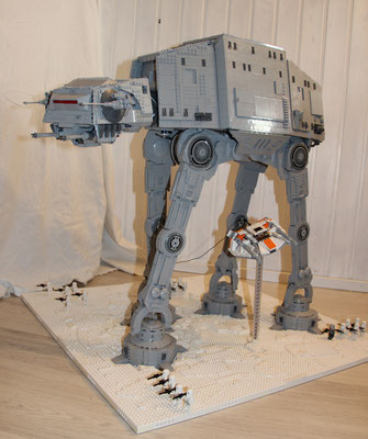 Lego Star Wars AT-AT UCS Version mit Snowspeeder Vorne Seite