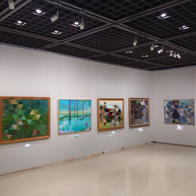 《邂逅の郷》F50／左から2番目／WEB掲載はNGのため他作家さまの作品はモザイクいたします