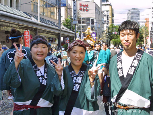 お祭り好きさん。祭りがもしなかったらただ寝ているかなぁ。富岡さんや来週の亀戸香取さんも担ぎます！