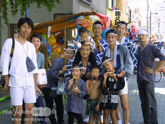 新佃さん、神輿仲間の皆さん。祭りという伝統を子供達に伝えて行きたいね。普段は海外在住で、今回祭りに参加したけど改めて「祭」と「生魚が食べられる事」は最高だと思うよ。