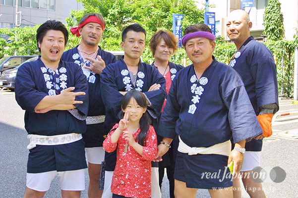 宮本會/五東会さん。知らない人とでも和気あいあい、みんなで一つのことでする。それが祭の魅力かな。そのほかのオススメの祭は、東京葛飾・亀有香取神社祭礼、五東会の神輿はデカイよ！