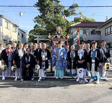 〈GP-25002〉 吉川八坂神社世話人会さん：<br>吉川八坂神社例大祭<br>2025年7月19日・埼玉県吉川市 芳川神社<br>吉川八坂神社世話人会では、今年初めてお揃いの半纏を作りました。神幸渡御前の記念写真。