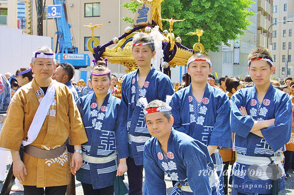 室町一丁目さん。祭には店のみんなで参加。初めて参加の方も。「めちゃめちゃ楽しい！」「一体感が最高です」