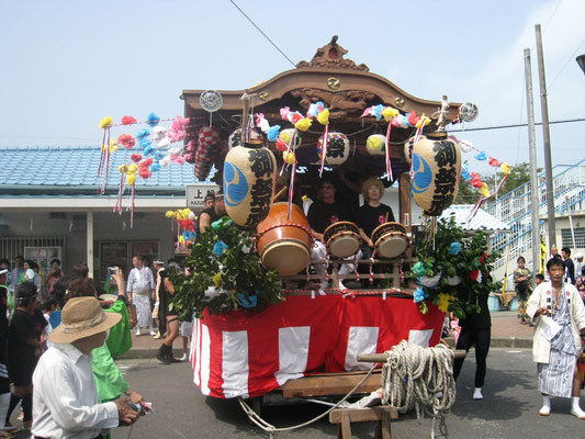 〈No.25007〉和正さん<br>湊神明神社祭礼<br>千葉県富津市湊<br>開催日(＊過去撮影)：2008年9月7日<br>2年に一度開催される祭礼です。写真は上総湊駅前です。駅前のロータリーを使って、踊りも披露されます。