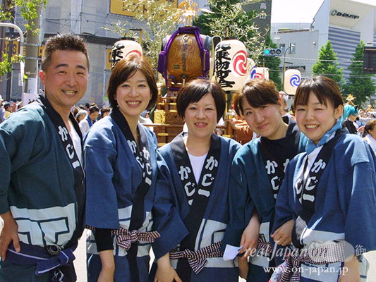 鍛冶一さん。祭りは共同作業。地域に密着し創り上げるものですね。祭について青年会の方に色々教わったり、半纏や帯などの祭衣装は日常には無く、ある意味新鮮で、そして大切な事だと思います。