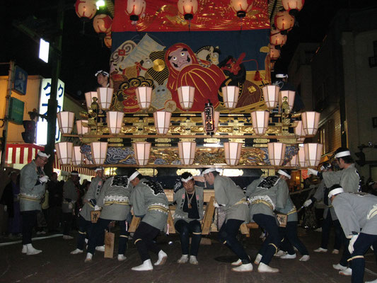 〈No.25004〉和正さん<br>秩父夜祭<br>秩父市街地(埼玉県秩父市)<br>開催日(＊過去撮影)：2009年12月2日<br>屋台をギリ回し(方向転換)させているところです。屋台の達磨の絵も印象的です。