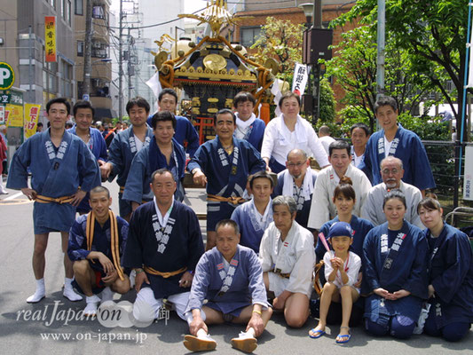 城北睦さん。発足47年、各地域のお祭りを盛り上げます。地元の城北担ぎはずっしりとした担ぎで必見。ちなみに会長はフラッシュ赤羽ボクシングジムのトレーナーです！