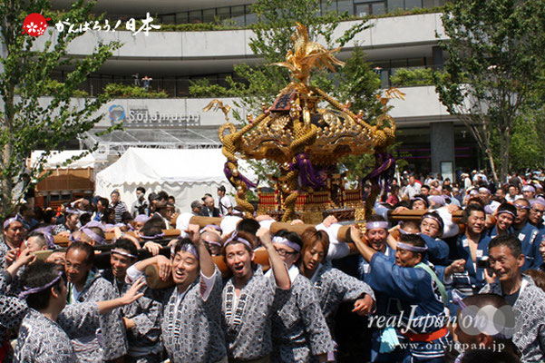 〈すみだ区民祝賀パレード〉十一番. 中央連合：本所一丁目町会/本所二丁目町会/本所三丁目町会/本所四丁目町会/東駒形一丁目町会/東駒形二丁目町会/東駒形三丁目町会/東駒形四丁目町会/吾妻橋一丁目町会/吾妻橋二丁目町会/吾妻橋三丁目町会（神輿所有：本所四丁目町会）