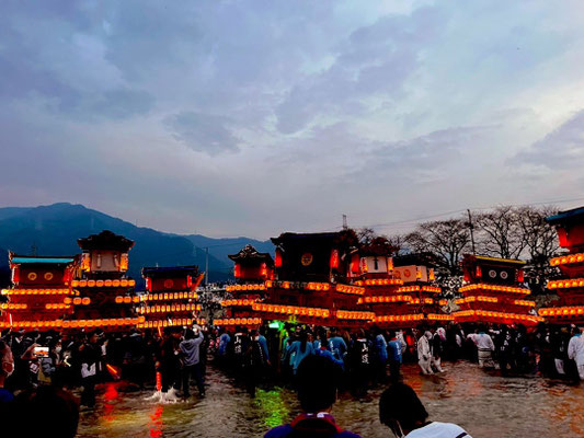 〈No.22018〉日野成見さん<br>■西条祭り<br>撮影日：2022年10月16日<br>場所：愛媛県西条市加茂川<br>夕方5時頃の伊曽乃神社祭礼におけるクライマックスのだんじりの川入りの様子。氏子内のだんじり80台近くが加茂川土手に勢揃いし、その中の「神戸地区」と呼ばれる地域のだんじり10台と、神輿が川入りをして渡り、神社へと戻って宮入りをします。