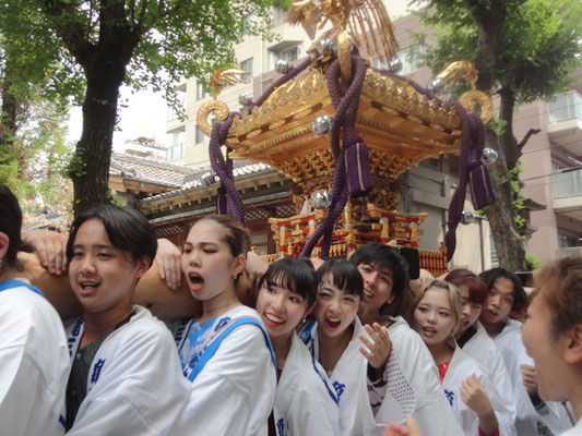 〈U23_006〉宇野 みどりさん：牛嶋神社大祭<br>撮影日：2023年9月17日<br>場所：牛嶋神社<br>宮入の喜びに溢れています。