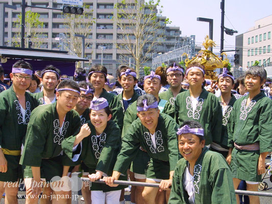 本所一丁目青年会さん。今年の牛嶋さんは大祭！祭り、仲間と楽しんでます。