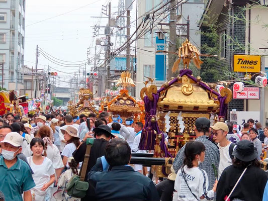 〈No.25012〉大ニ睦さん<br>大沢八坂神社祭礼<br>東武スカイツリーライン北越谷駅東口・旧日光街道(埼玉県越谷市)<br>開催日(＊過去撮影)：2024年7月13日<br>越谷香取神社の末社である大沢八坂神社の祭礼で、越谷市内では最大級の夏祭りです。