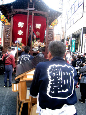 〈No.25001〉和正さん<br>ところざわまつり<br>トコトコスクエア前(埼玉県所沢市)<br>開催日(＊過去撮影)：2024年10月13日<br>所沢市の大きなお祭りで、大勢の人でごったがえしていました。ちょうど山車が休憩に入ったところです。