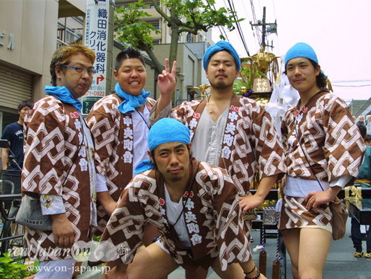 尾久 大門睦さん。今日はお手伝い。地元八幡神社の祭りは８月第一土日。担ぎ手募集中（青年部）とのことです！