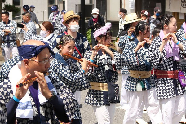 〈No.22012〉江澤正敏さん<br>■八重垣神社祇園祭<br>撮影日：2022年8月5日<br>場所：千葉県匝瑳市<br>年番「萬町区」お囃子の仲良し4人組