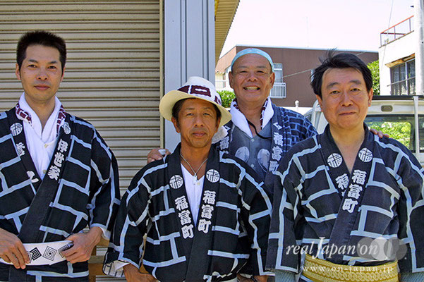 福富町さん。祭りはもう生まれた頃から。祭りのために生きているって言ってもいいかな。７月になると仕事にならないね（笑）お囃子も小学校になると大体はできるかな。それが普通。十ヶ町の連合、女神輿、水掛け、どれをとっても自慢の祭りです。