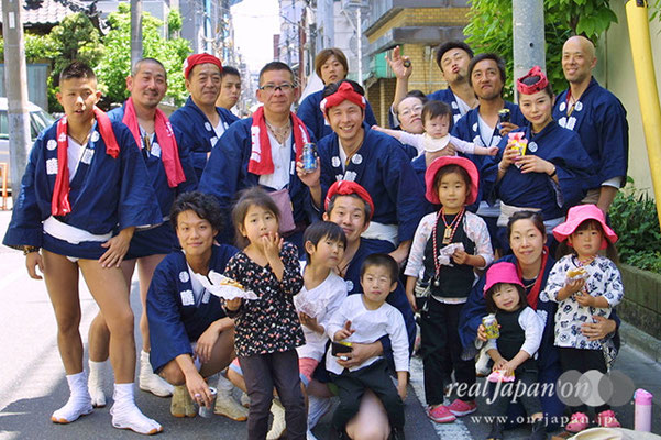 武頭會さん。祭の魅力？いい年で青空の下、大声出して。祭の仲間は第二の家族みたいなものだね。オススメの祭？9月第二土日は地元、吉祥寺の祭だね。やはり。