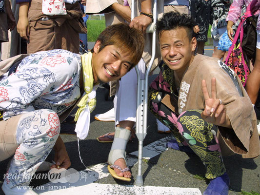 朝志ヶ丘青年部さんその２。ギプスしても祭りには来ちゃうよ！これが男粋だよ。