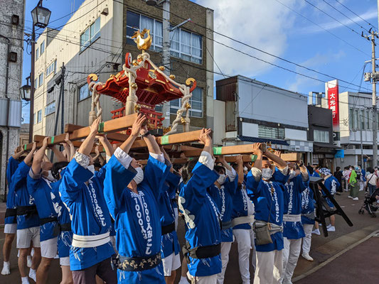 〈No.22007〉高橋靖之さん<br>■燕1000人みこし<br>撮影日：2022年7月23日<br>場所：新潟県燕市<br>「まちを担ごう、地域を担ごう。We never give up!」
