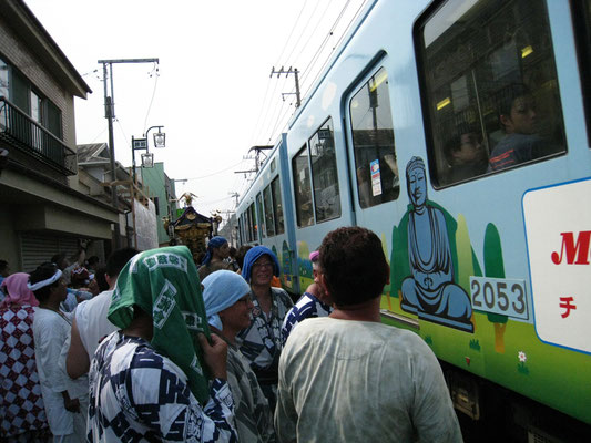 〈No.25002〉和正さん<br>小動神社天王祭<br>江ノ電・腰越駅付近(神奈川県鎌倉市)<br>開催日(＊過去撮影)：2008年7月13日<br>お祭りと電車の組み合わせが面白く、ときおり見に行っています。
