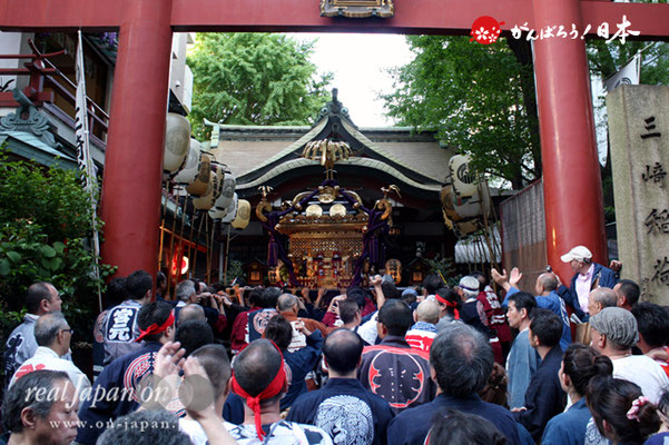 〈三崎稲荷神社例大祭〉本社神輿渡御・宮入り @2012.05.05　　　写真ナンバー【msi-001】