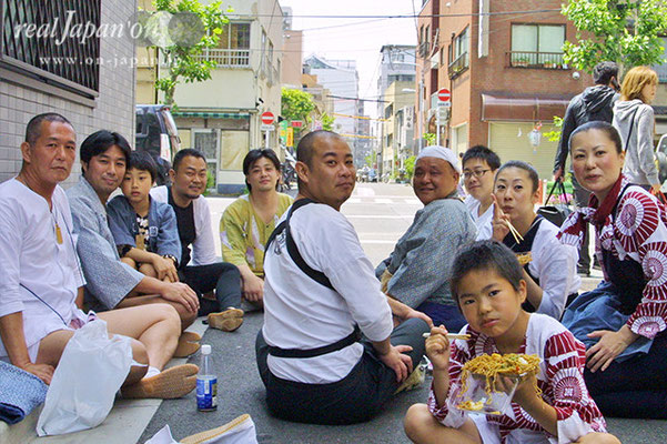 七和睦さん、京陽會さん。祭りの魅力？ちよっと辛いところかな（笑）。あと、何も考えず、無心になれる事。【お薦めの祭】戸越八幡神社、今年は３年に１回の本祭り（9月）。目黒・大鳥神社（9月）、神輿のプロポーションは必見！グラマラスです。