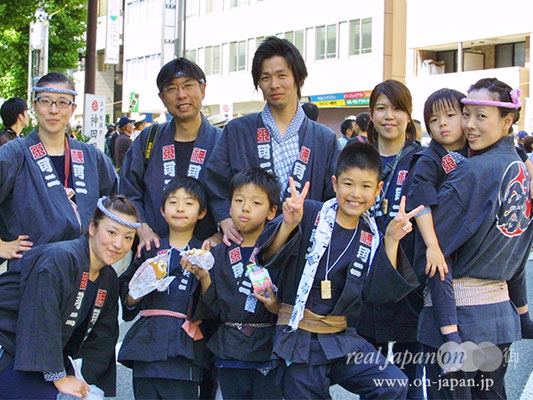 親戚一同の皆様。祭？もう長いですね。生まれた時から祭りが在りましたので、習慣ですかね。Ｑ：暑い中大変ですね？　Ａ：太陽より熱いのが祭りです！