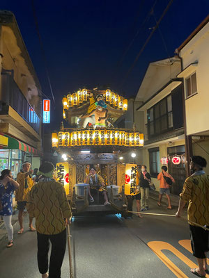 〈No.22008〉まちゃきさん<br>■阿治古神社例大祭<br>撮影日：2022年7月20日<br>場所：熱海市網代<br>漁師町・網代のお祭りの屋台運行が20日の18時～20時の2時間のみで3年ぶりに五町内の山車が練り歩きました。