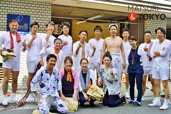 柳北さん：小学校、中学校からの友人達と。祭の魅力？担げばわかるでしょ！小さいときから祭りはあったし、このワチャワチャ感が良いよね。もう、生きがいですね。