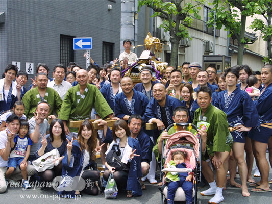 松三町会さん。祭りの魅力は？そりゃ仲間との一体感。あとは雰囲気が楽しいよね～