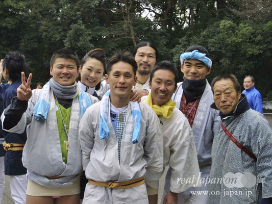 飛鳥睦さん、松原會さん。祭の魅力は、知っている仲間とはもちろん、知らない人とも一緒に担ぐことができ、皆で楽しませてもらえることかな。