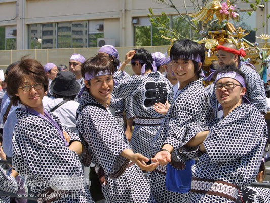 業平三丁目さん。学校の友人と参加。神輿は見ているよりも担いだほうが断然楽しい！！！