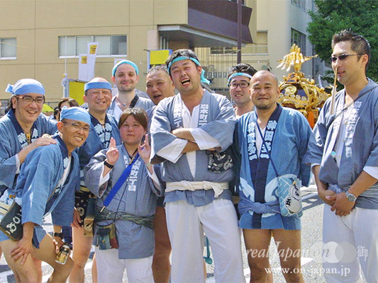 ジェームスと仲間達さん。祭りはこの一体感がいいですよね。神田の祭りは、何といっても上品。街のおかみさん達が盛り上がり、氏子全体が祭り一色ですね。