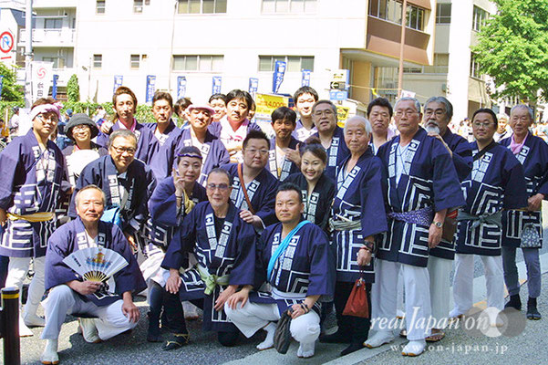 小西安さん。祭は気分爽快。そして先代から引き継いできた大切なモノ・コトを次世代へ伝える面もある。礼儀・上下関係然り。ちなみに会社の揃いの半纏です。