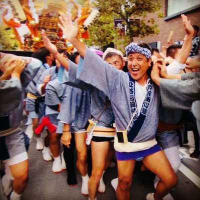 〈No.23056〉渡邊政彦さん<br>北谷稲荷神社秋季例大祭2023<br>撮影日：2023年9月24日<br>場所：渋谷公園通り<br>4年ぶりに開催されました北谷稲荷神社秋季例大祭に同級生や地元の仲間と一緒に参加させて頂きました！華やかな神輿渡御で、秋の始まりを感じる、とても楽しい例大祭となりました！また来年もよろしくお願いします。